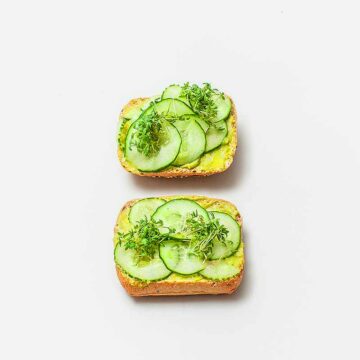 Halbe belegte Brötchen mit Avocado und Gurke (2 Stück)