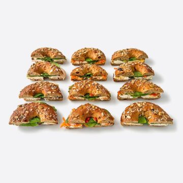 Platte mit gemischt belegten halben Protein Bageln (12 Stück)