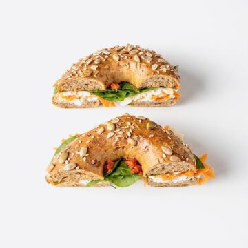 2 halbe Protein Bagel mit frischer Karotte & Spinat (2 Stück)