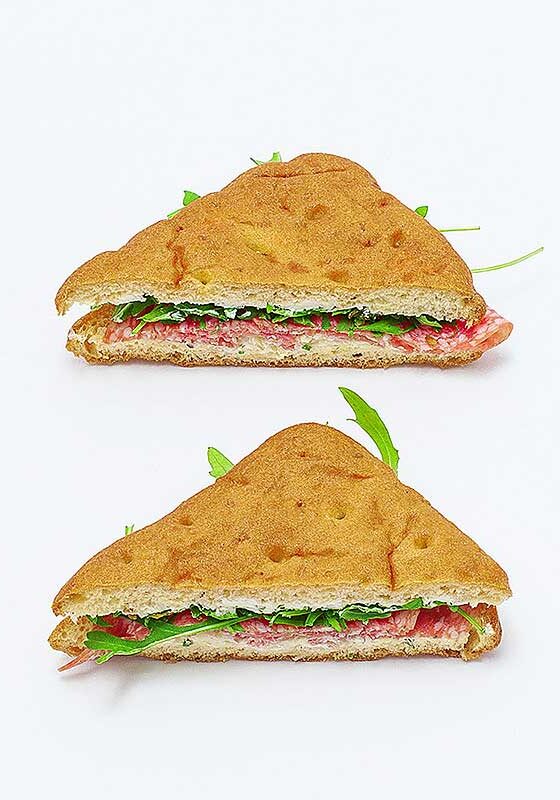 Halbes Glutenfreies Focaccia mit Salami